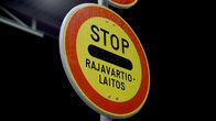 Rajavartiolaitoksen stop-kyltti itärajalla