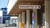 Kyltti koronanäytteisiin Tyksin sairaalan edessä.