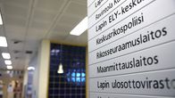 Kyltti Rovaniemen virastotalon seinässä.