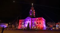 Haminan raatihuone jouluvalaistuksessa