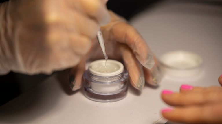 Kynsien päällyslakkaa Villa Ruths Beauty -kauneussalongissa Kouvolan Kuusankoskella.