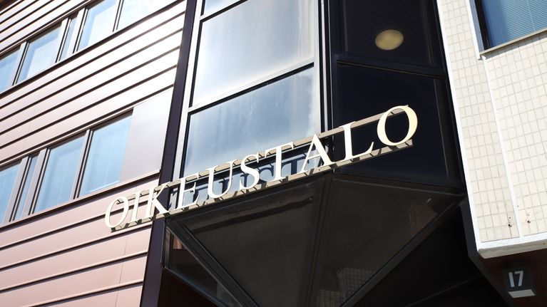 Oikeustalo-kyltti. 