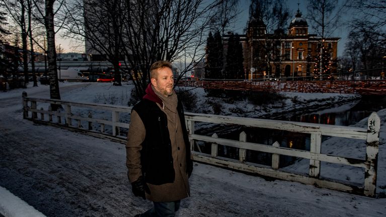 Walkersissa toimiva nuorisotyöntekijä Perttu Kemppainen kävelee Snellmaninpuistossa