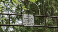 Porttimainen rakennelma, jossa kiinnitettynä kyltti. Kyltissä lukee "Mehu Villa Seve Sinistö, Humaljärvi, Vecklax, Alue 12, Palsta 3".