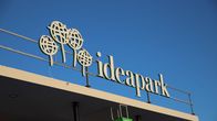Seinäjoen Ideaparkin valomainoskyltti katolla