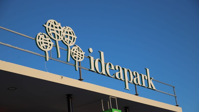 Seinäjoen Ideaparkin valomainoskyltti katolla