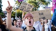 Kvinnor ropar under en demonstrant för abort. Flera håller upp skyltar.
