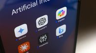 Det här är en bild som visar olika ikoner för AI-appar på en skärm. Ikonerna är för Gemini, ChatGPT, Copilot, Bing, Claude och Perplexity. Rubriken på skärmen är "Artificial Intelligence".