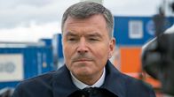 Äldre herreman i grått hår och blå jacka. 