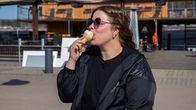 Pipsa Vuorela syömässä jäätelöä Lappeenrannan satamassa.