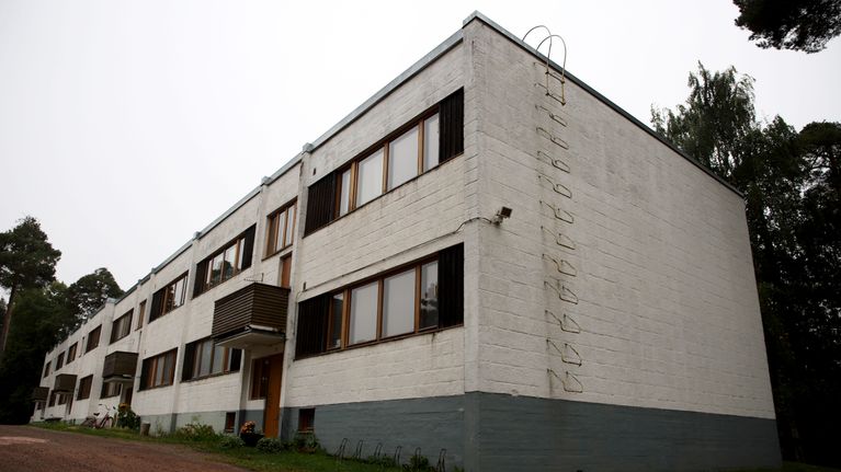 Alvar Aallon suunnittelema Mäntylä-kerrostalo Kotkan Sunilassa