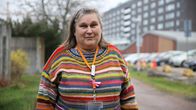 Kymsoten johtajaylilääkäri Marja-Liisa Mäntymaa Kotkan keskussairaalan ulkopuolella.