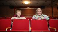 Riihimäen Nuorisoteatterin rehtori Sanna Saarela ja teatterioppilas Jaakko Piira istuvat Kino Sammon katsomossa.