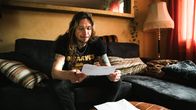 Janne Aslak katselee laskujaan ja harmittelee.