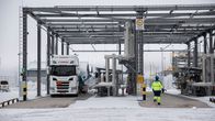 Haminan LNG-terminaalin LNG-tankkauspiste ja terminaalin työntekijä.