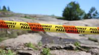 Keltamusta lippusiima, jossa lukee puolustusvoimat.