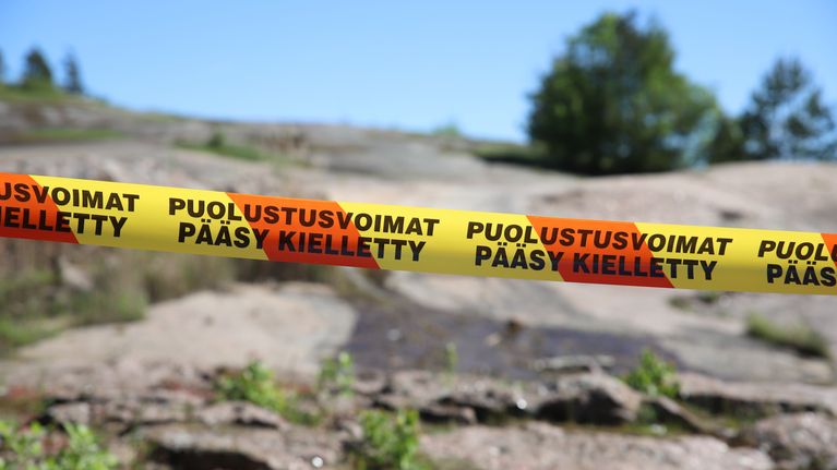 Keltamusta lippusiima, jossa lukee puolustusvoimat.