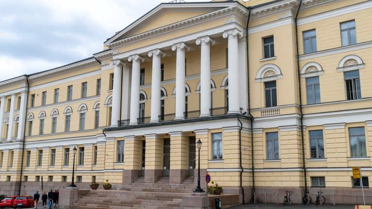 Helsingin yliopiston vaaleankeltainen päärakennus.
