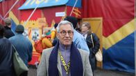 Taustalla suuri sirkusteltta ja ihmisiä. Edessä ohjaaja Nicholas Meyer Sodankylän elokuvajuhlilla.