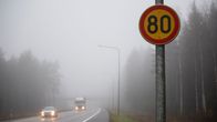 80 km/h nopeusrajoituskyltti ja autoliikennettä Kouvolan valtatie kuudella.