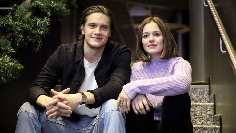 Näyttelijät Pyry Kähkönen ja Oona Airola istuvat portaikossa.