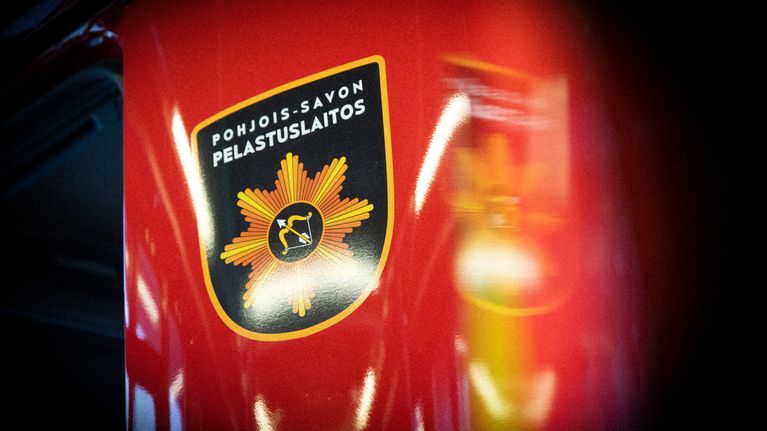 Pelastuajoneuvon kyljessä pelastuslaitoksen logo.