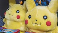 Kaksi keltaista, pyöreää pehmolelufiguuria, edessään rasiat, joissa lukee teksti "Pokémon"