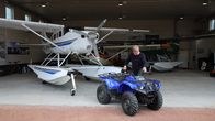 Esa Korjula hinaamassa Cessna T206H lentokonetta Pyhtään lentokentällä.