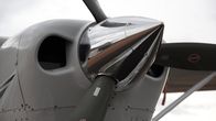 Cessna T206H lentokone Pyhtään lentokentällä.