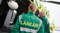 Lääkäri keskustelee helikopterihenkilökunnan kanssa.