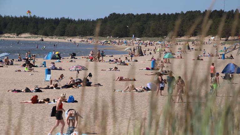 Ihmisiä uimarannalla Yyterissä