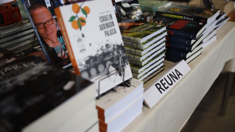 Reuna Kustantamon kirjoja Kymi Libri 2021 -kirjamessuilla Kouvolan Myllykoskella.