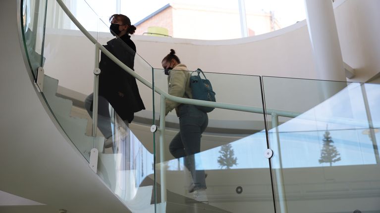 Sisustusarkkitehtuurin opiskelija Riina Rantanen ja Pinja Sirponius portailla Kaakkois-Suomen ammattikorkeakoulun Kouvolan toimipisteellä.
