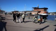Ihmisiä keväisessä säässä Lappeenrannassa.