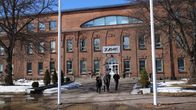 Kaakkois-Suomen ammattikorkeakoulun Kouvolan toimipisteen pihalla käveleviä opiskelijoita.
