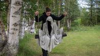 Hanna Pilve-Salminen keinuttaa haamuhahmoa keinussa