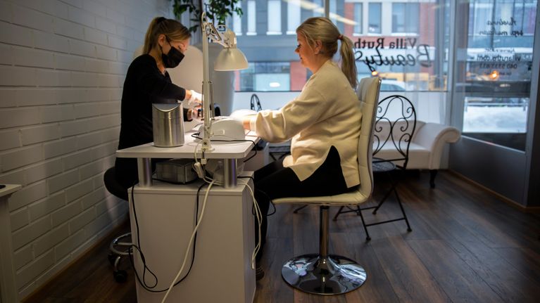 Yrittäjä Paula Tervolin hoitamassa hänen ystävänsä Soila Tynkkesen kynsiä Villa Ruths Beauty -kauneussalongissa Kouvolan Kuusankoskella.