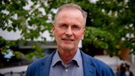 Ett personporträtt på en man i 50-årsålder, iklädd ljusblå skjorta och blå kavaj. Professor i straffrätt, Kimmo Nuotio.