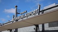 Rovaniemen lentoaseman nimikyltti katoksen päällä. Tekstinä Finavia Rovaniemi Airport.