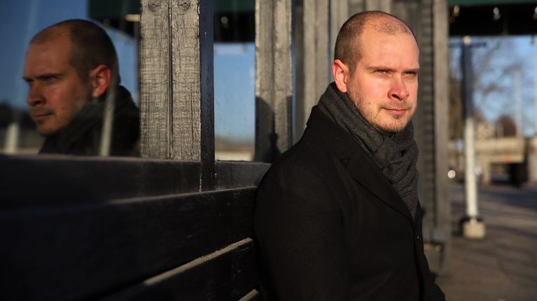 Rikoskomisario Jussi Helesvirta istuu Aurajoen rannassa ja katselee auringonlaskua. 
