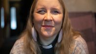 Hannele Juutinen istuu olohuoneessaan