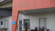 Muonion uuden terveyskeskuksen pääsisäänkäynti ulkoapäin kuvattuna.