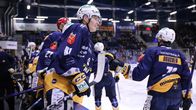 Jääkiekkoilijat lyövät nyrkit yhteen syntyneen maalin johdosta.