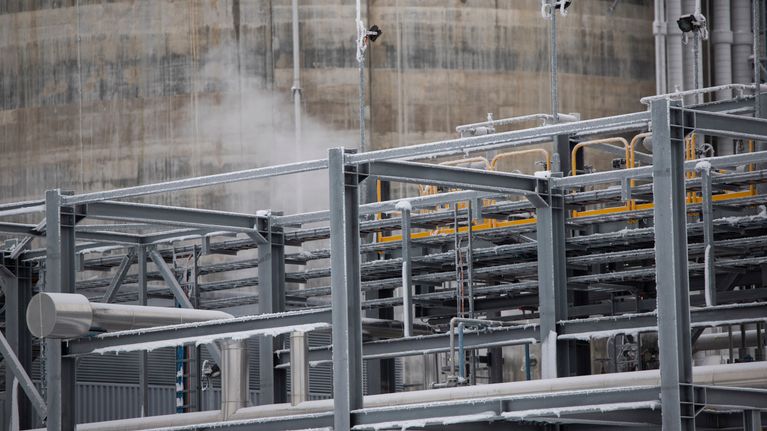 Haminan LNG-terminaalin putkistoja.