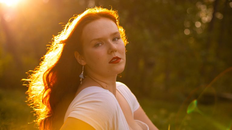 Hanna Höijer auringonpasteessa.