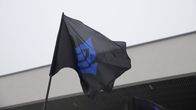Den Blåsvarta Rörelsens flagga vajar i vinden. 