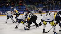 Kiekko-Espoon ja Rovaniemen kiekot aloituksessa Lappi Areenalla. Taustalla yleisö.