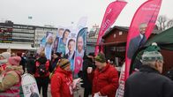Vaalimainoksia ja ihmistungosta Turun kauppatorilla.