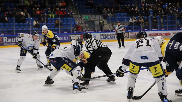Kiekko-Espoon ja Rovaniemen kiekot aloituksessa Lappi Areenalla. Taustalla yleisö.
