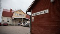 Ulkokuva Hajalan koulusta ja koulun kyltistä. 